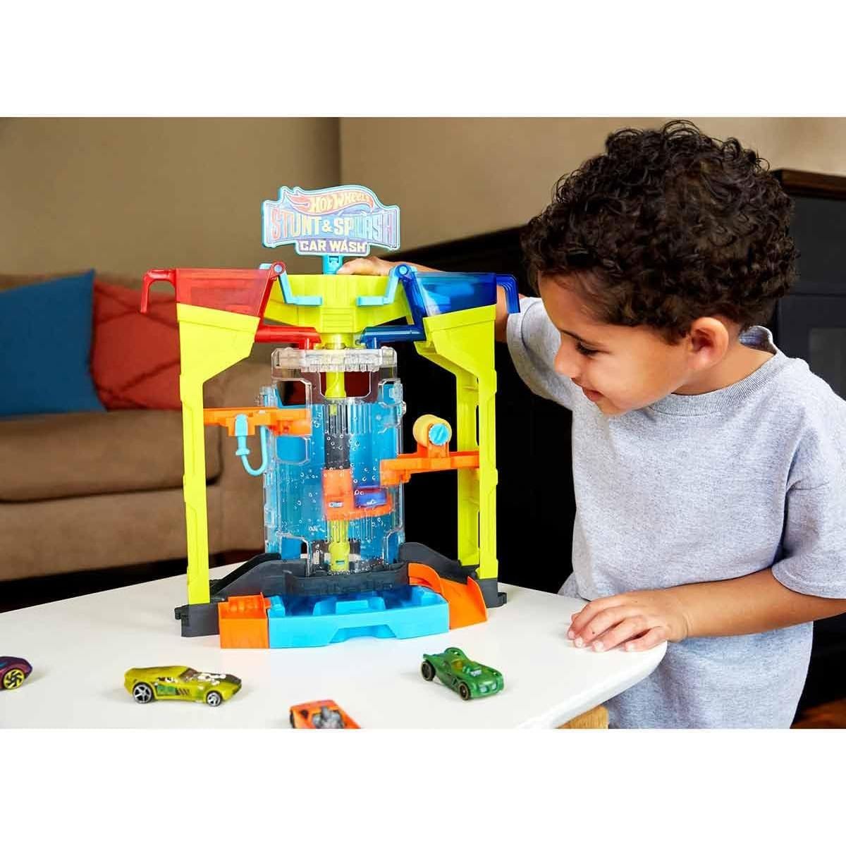 Hot Wheels Stunt & Splash Car Wash Playset