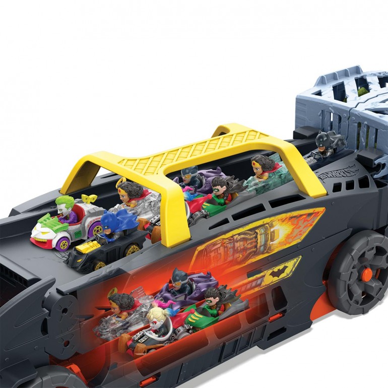 Hot Wheels RacerVerse Batman's Escape Chase Track Set